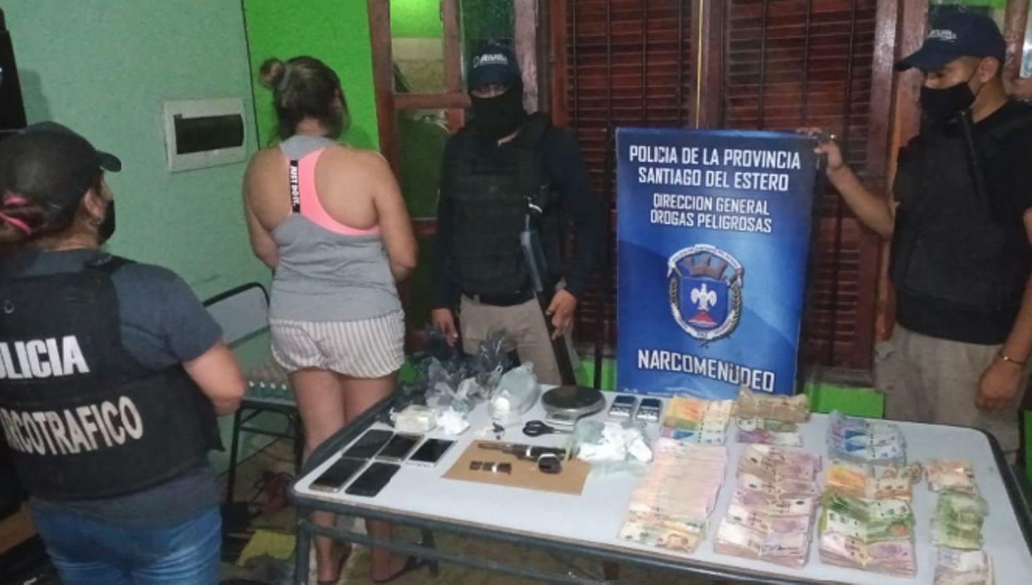 Vendedor de placas ldquodespegoacuterdquo a su esposa e hijo en redadas antidrogas