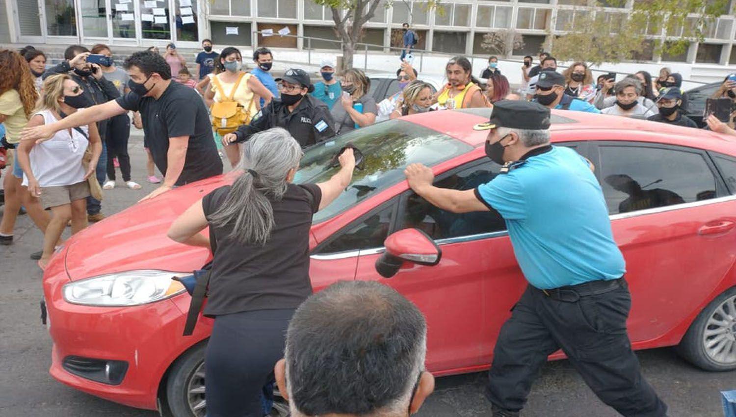 Nicolaacutes Trotta visitoacute Chubut y fue escrachado por personas que pidieron saldar la deuda con los docentes