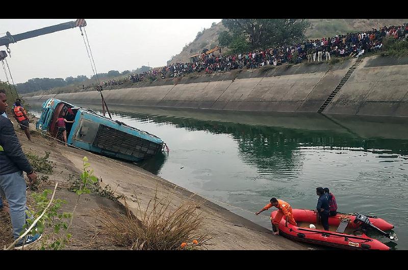 Se desbarrancoacute un colectivo y murieron al menos 37 personas