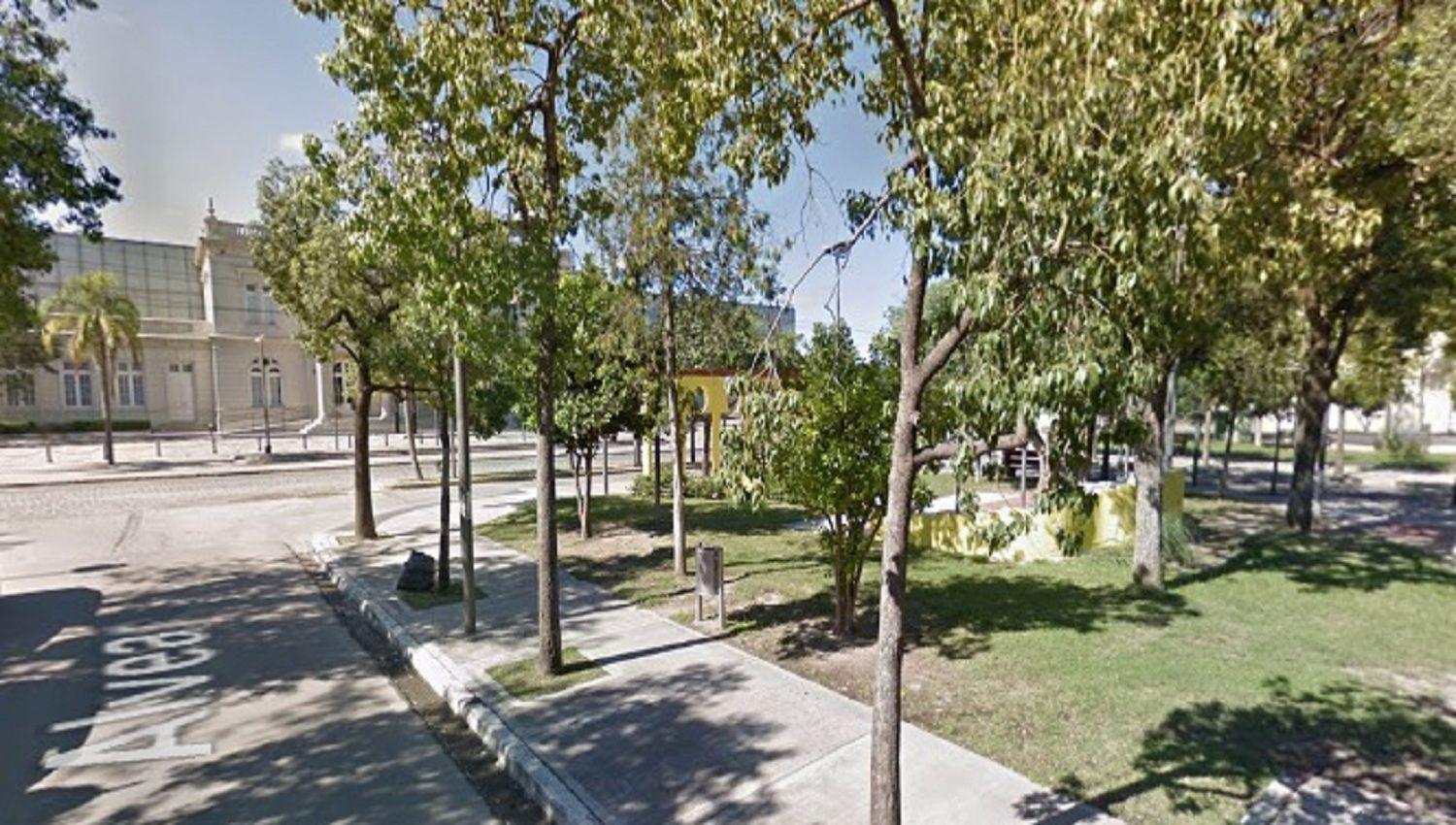 El incidente ocurrió en la plazoleta que se encuentra ubicada justo frente a la entrada que el Fórum tiene por calle Per