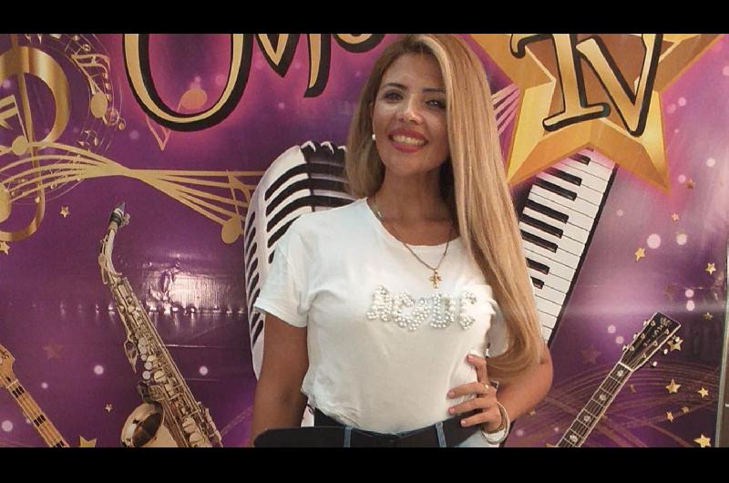 VIDEO  ldquoYo soy Morenardquo el music hall que uniraacute nuevamente a la cantante Morena Cumbia y al humorista Pochi Chaacutevez