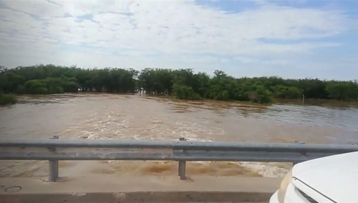 Se hace evidente la crecida sobre el puente del río Dulce antes de trasvasar al río Utis ms al sureste