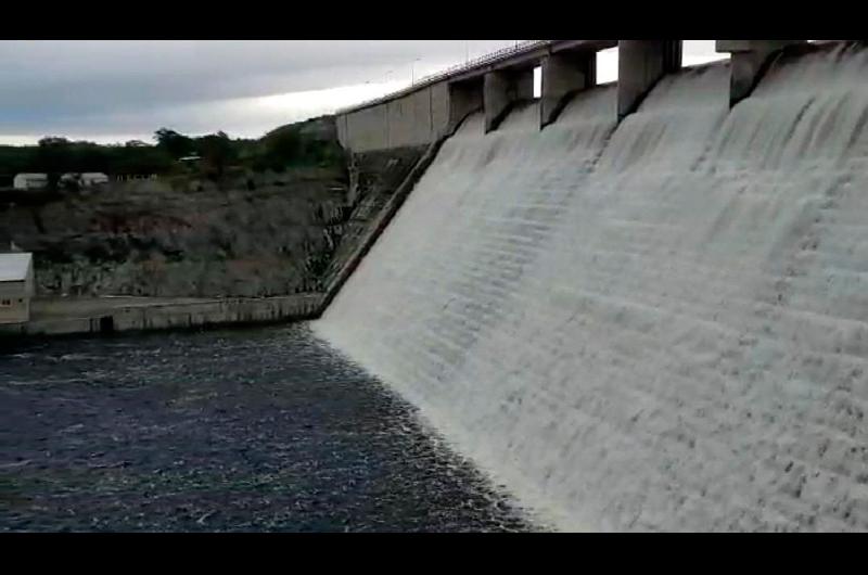 El agua pasa por el vertedero hacia el río Albigasta y por ahora no registra inconvenientes