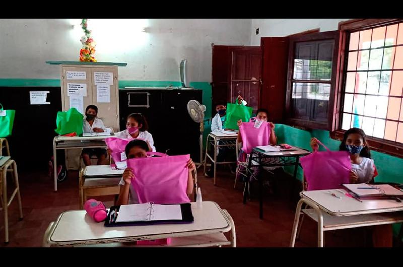 Hicieron entrega de kits de uacutetiles a estudiantes de Manogasta