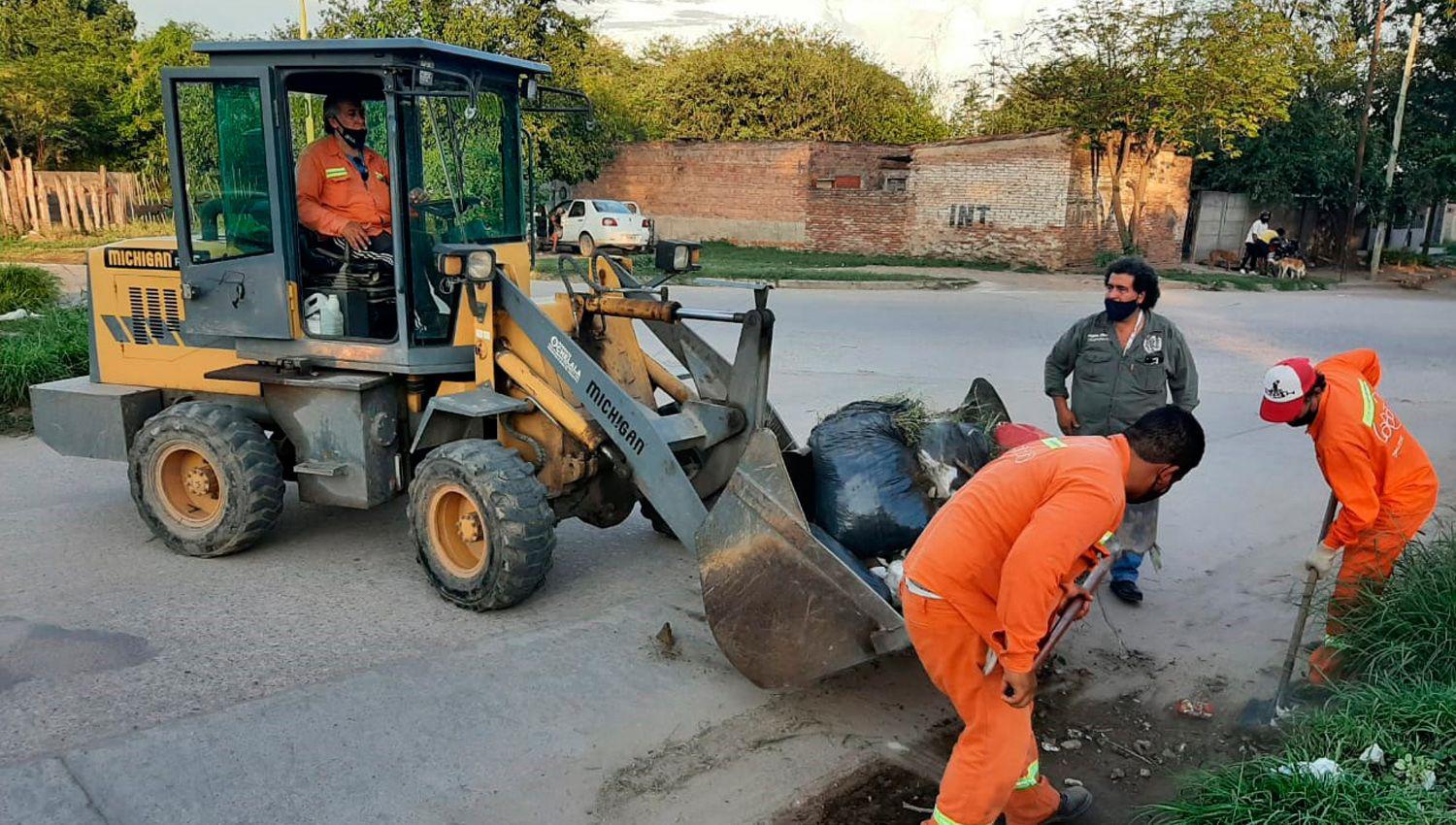 Personal de Servicios Puacuteblicos realizoacute limpieza desmalezamiento y fumigacioacuten en el barrio Avenida