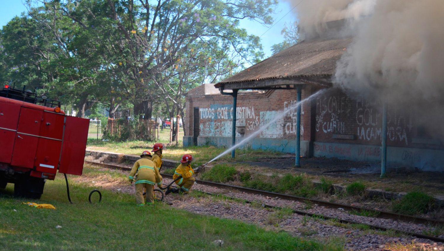 Incendio intencional dejoacute en peligro de derrumbe la estacioacuten de trenes en Fernaacutendez