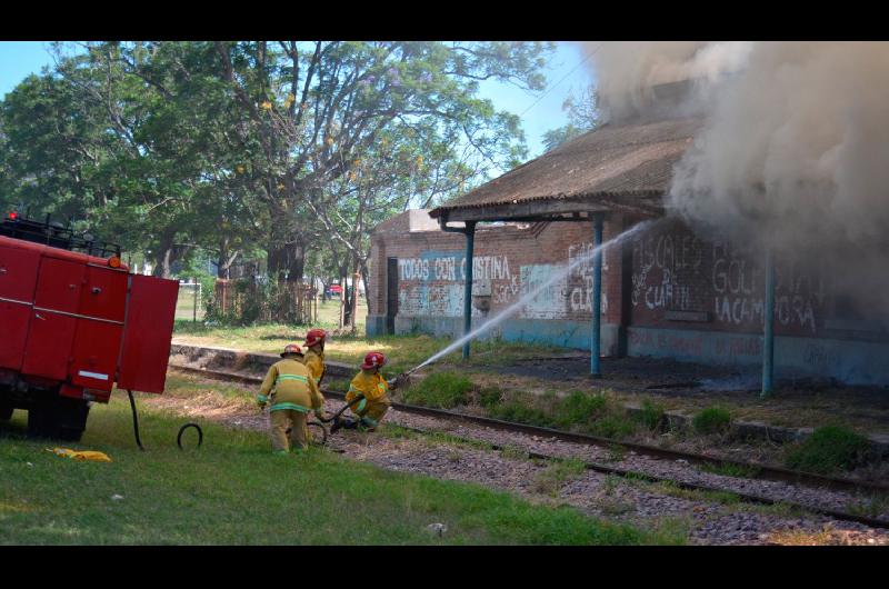 Incendio intencional dejoacute en peligro de derrumbe la estacioacuten de trenes en Fernaacutendez