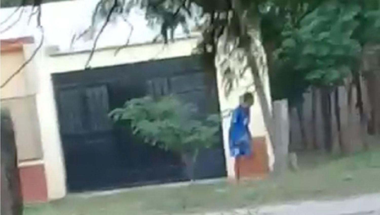 En los videos grabados por los vecinos se puede ver cuando los maleantes se realizan disparos entre ellos con total frialdad