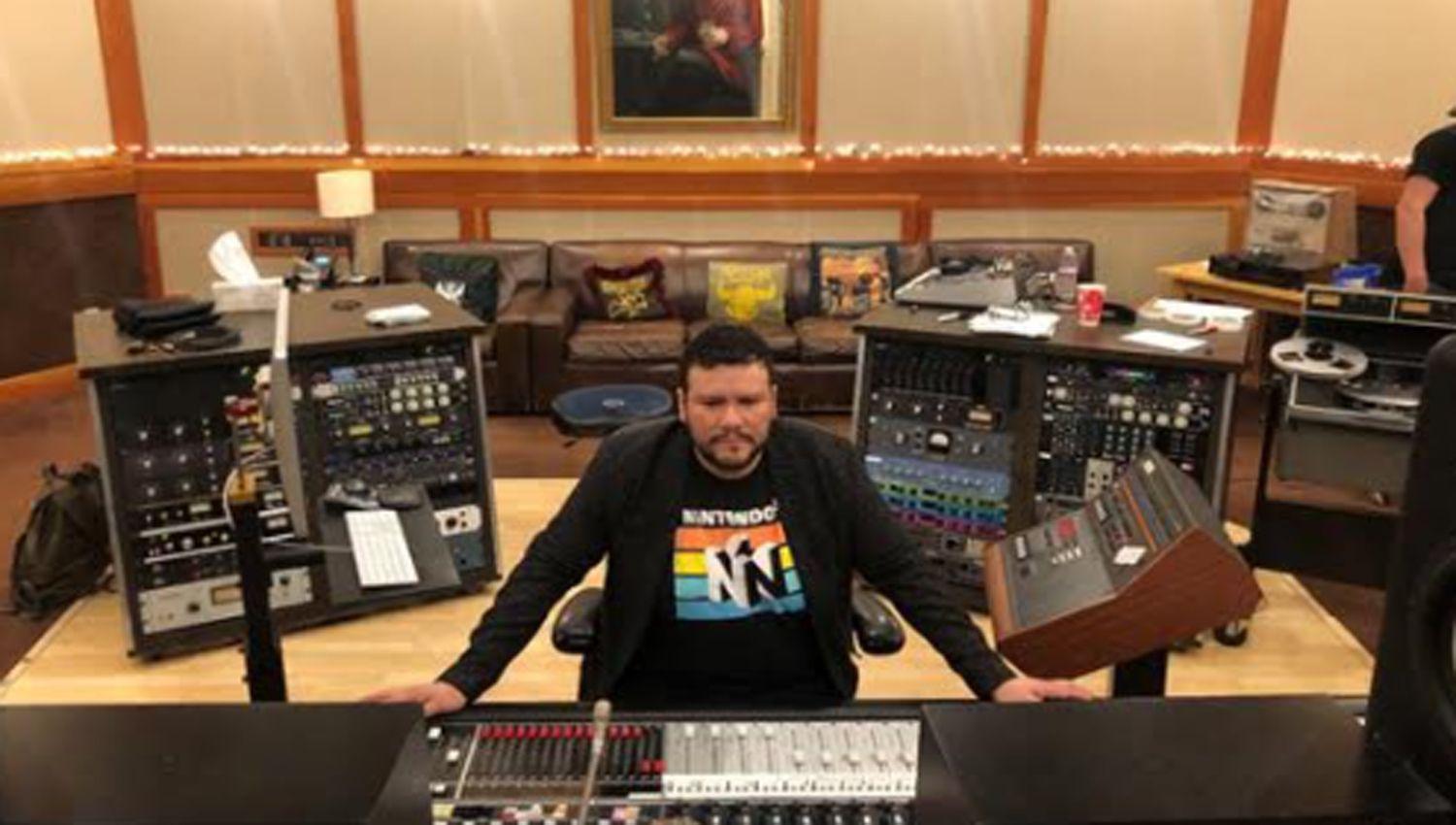 Martiacuten Kano el productor musical e ingeniero en sonido argentino que tiene voz y voto en los Latin Grammy