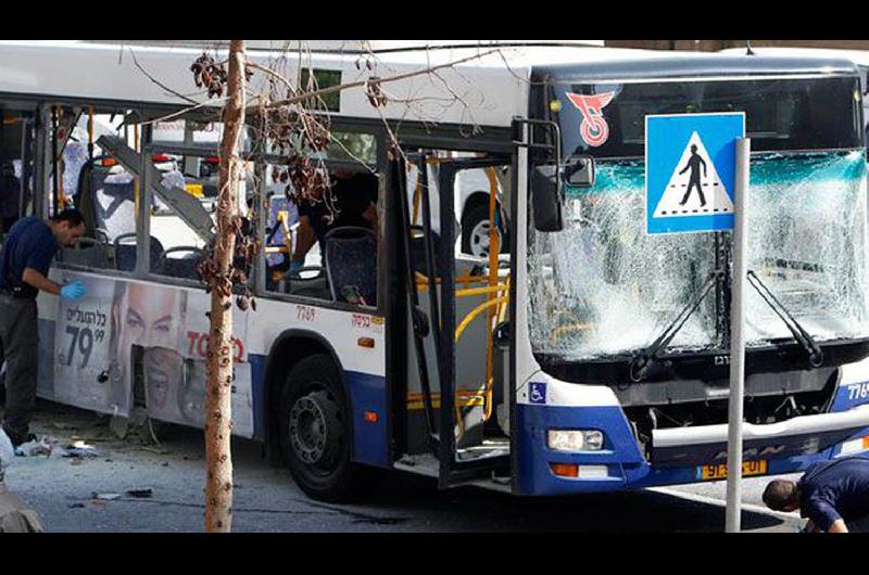 VIacuteDEO- El instante en el que un cohete explotoacute contra un colectivo en Israel