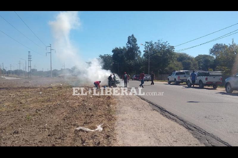 VIDEO  El incendio de un auto causoacute preocupacioacuten en La Banda