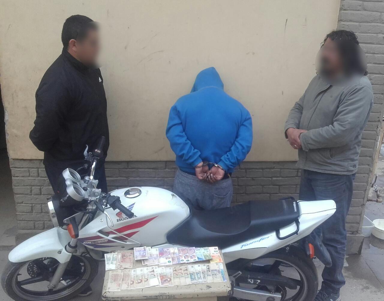 Huiacutean en una moto robada dispararon a policiacuteas y al ser detenidos uno ofrecioacute 5000