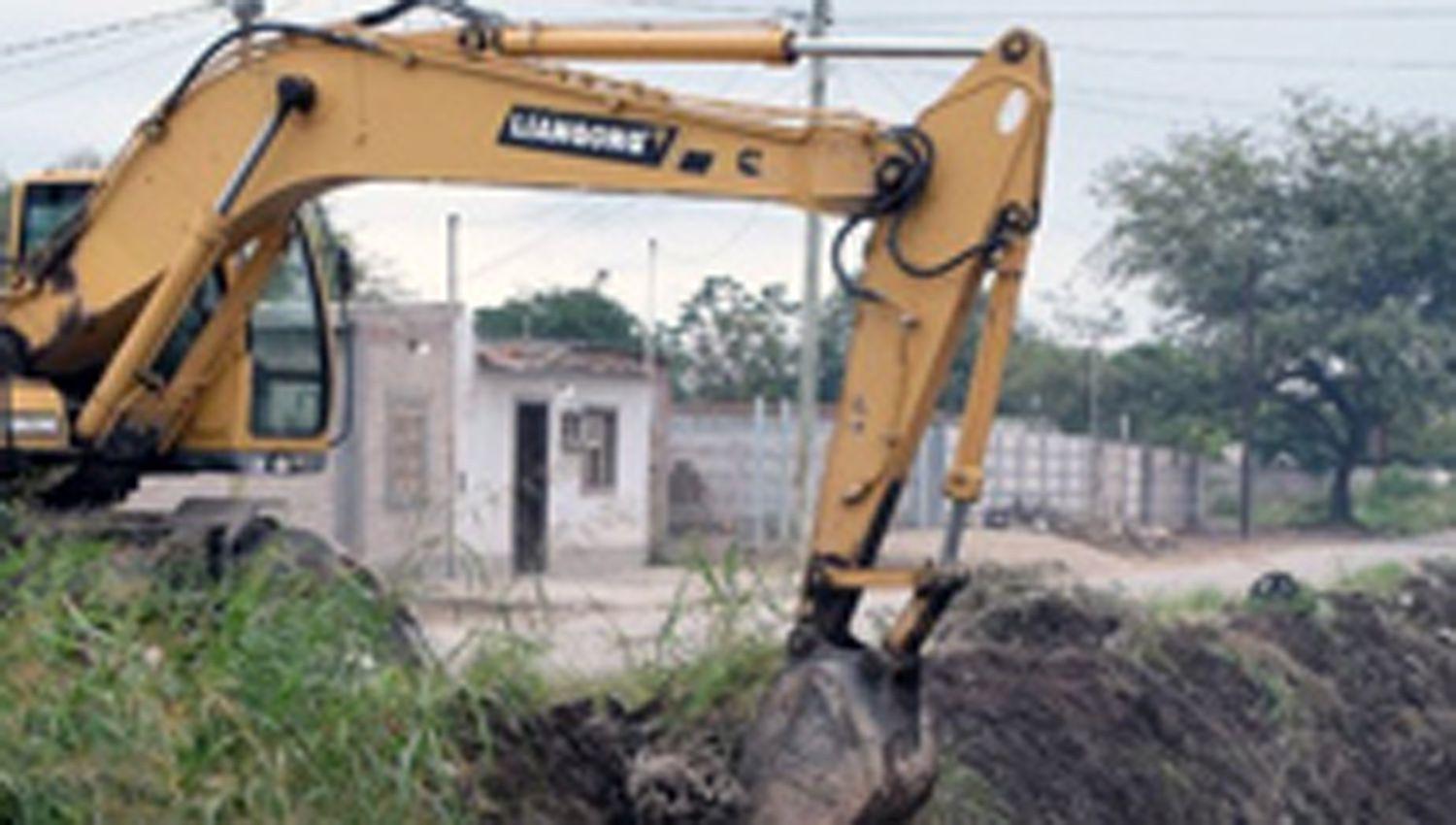 La comuna concretoacute la limpieza de un importante canal de desaguumle pluvial