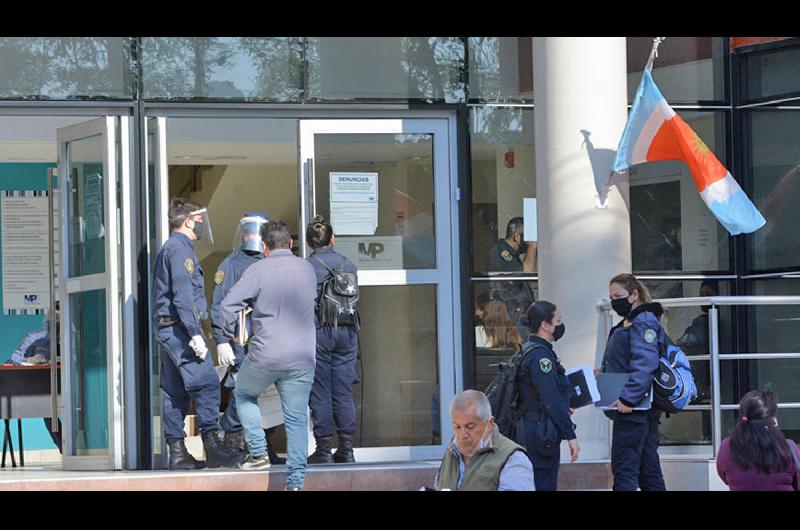 Tres antildeos de prisioacuten por humillar verbalmente golpear y escupir a la pareja frente a la hija de ambos