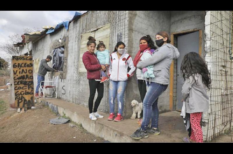 El 60-en-porciento- de la poblacioacuten ocupada en el paiacutes gana en promedio 40 mil al mes