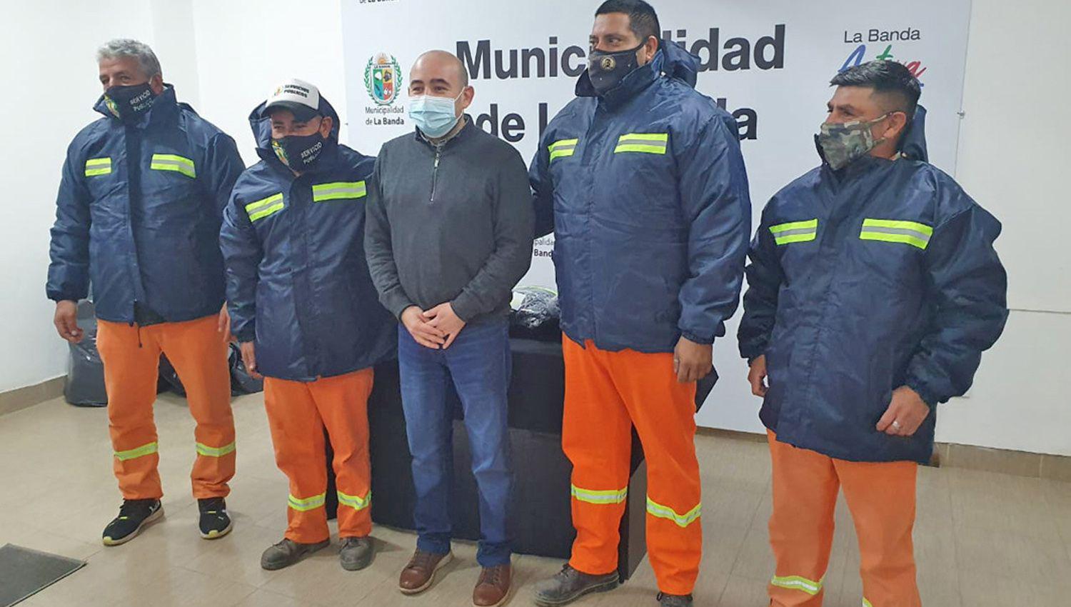 El municipio entregoacute camperas a trabajadores del aacuterea de Higiene