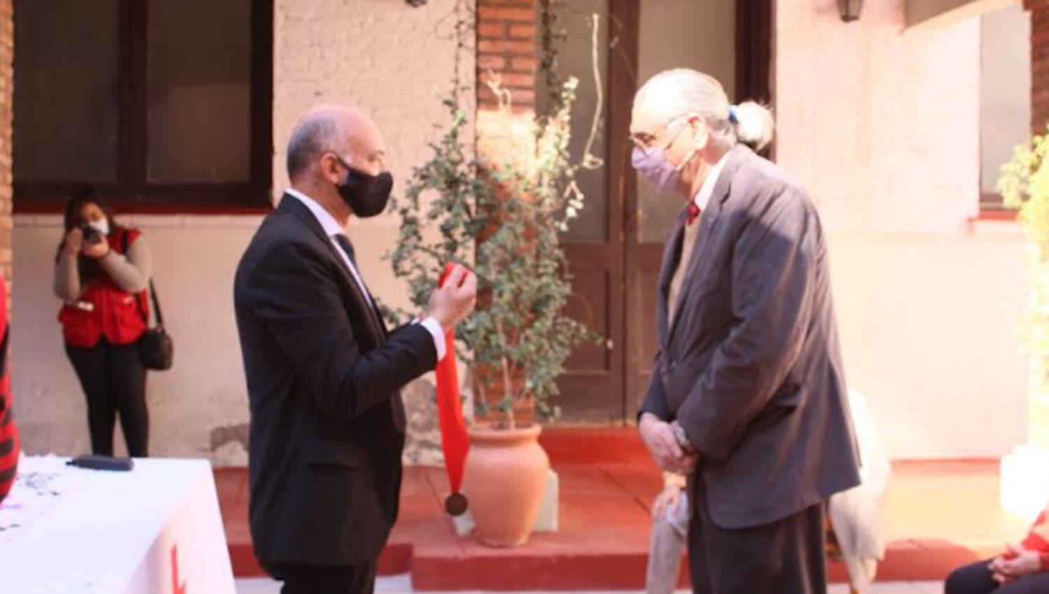 El Dr Llugdar recibioacute la medalla de La Gran Cruz Roja al Meacuterito