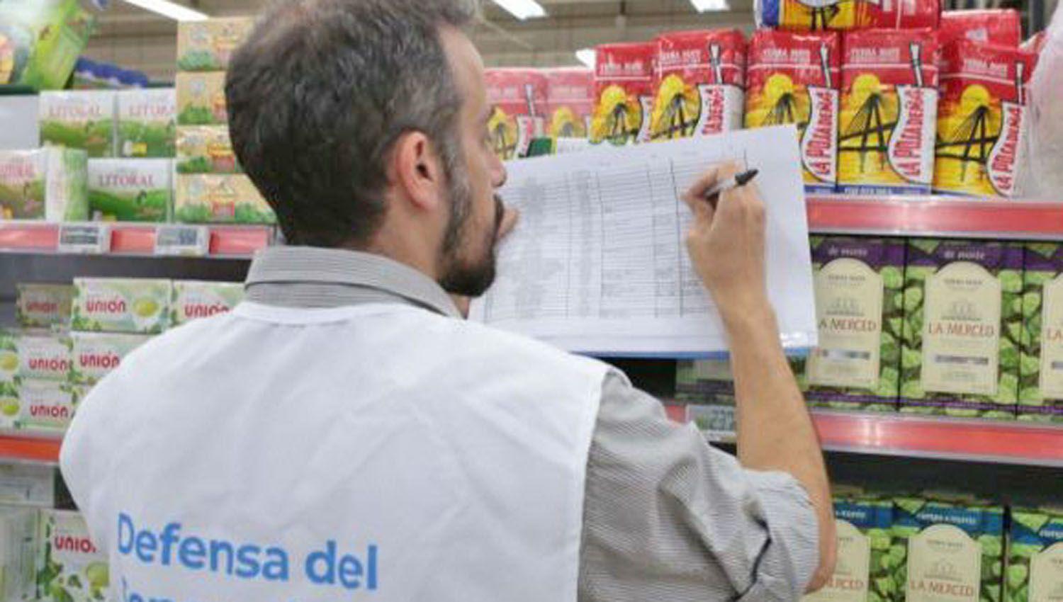 Defensa al Consumidor advirtioacute a comercios por el cobro adicional al uso de la Tarjeta Alimentar