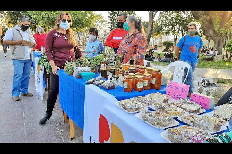 Gran concurrencia de expositores santiaguentildeos en la feria artesanal de la plaza Manuel Belgrano