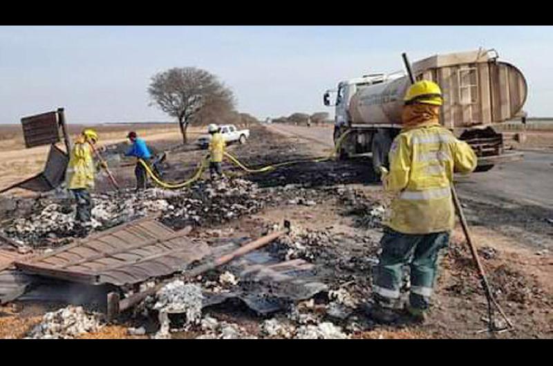 Rescataron en la medianoche tres cuerpos del choque de camiones y recrudecioacute ayer el fuego