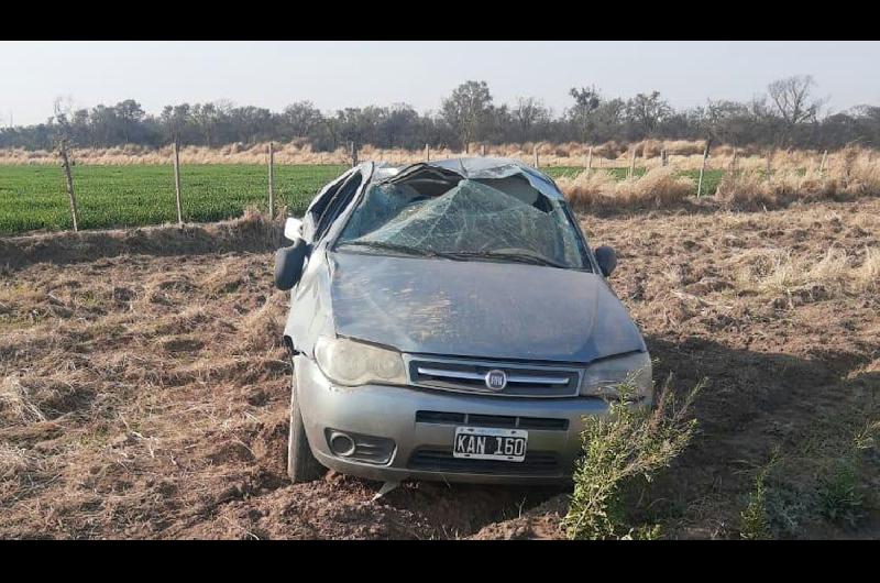 Un joven resultoacute herido tras volcar con su auto por la explosioacuten de un neumaacutetico