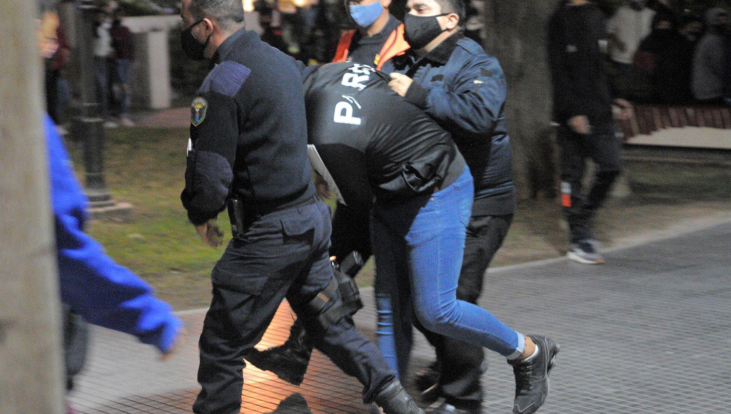 La policía intervino en las corridas de los adolescentes
quienes huyeron al ver a los uniformados