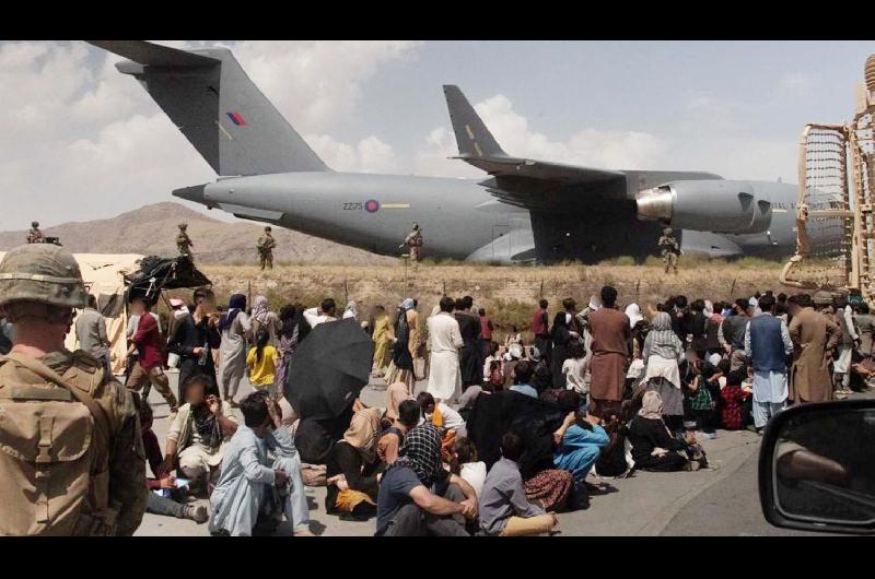 Los talibanes aseguran que mantildeana tomaraacuten el control del aeropuerto de Kabul