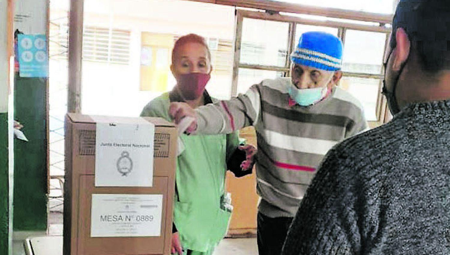 Emocioacuten de los abuelos de la Residencia Mama Antula al votar