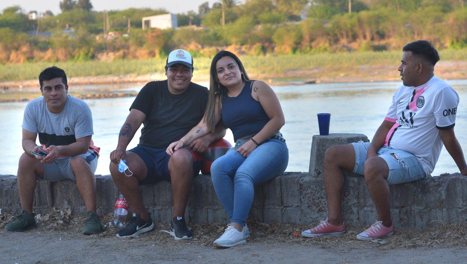 Cientos de familias le hicieron frente al calor en las aguas del riacuteo Dulce