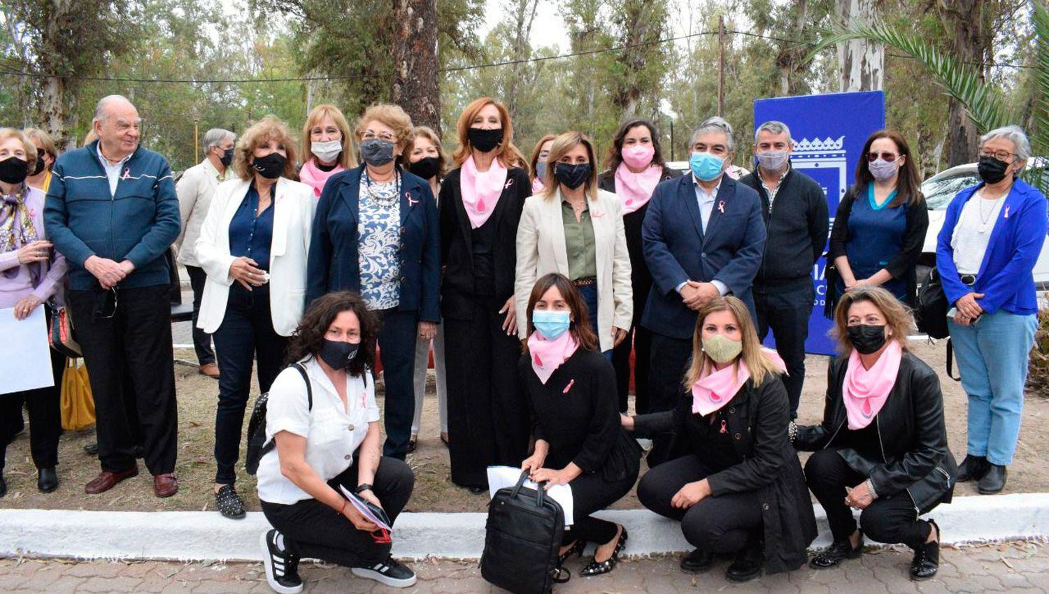 Ayer se presentaron los bancos restaurados en el Paseo de la Mujer del parque Aguirre