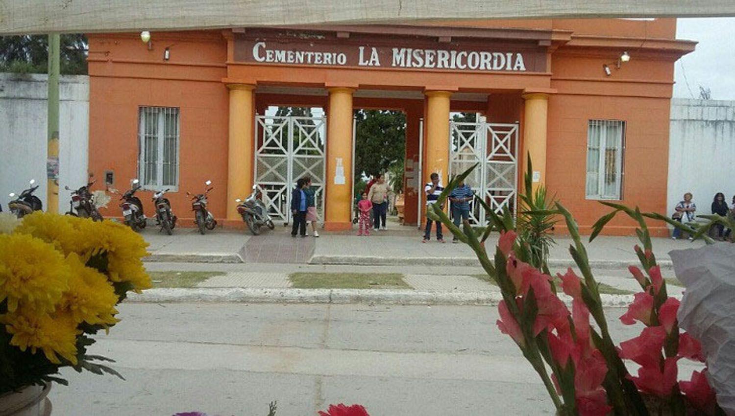 Habraacute misas en los cementerios locales por el Diacutea de la Madre