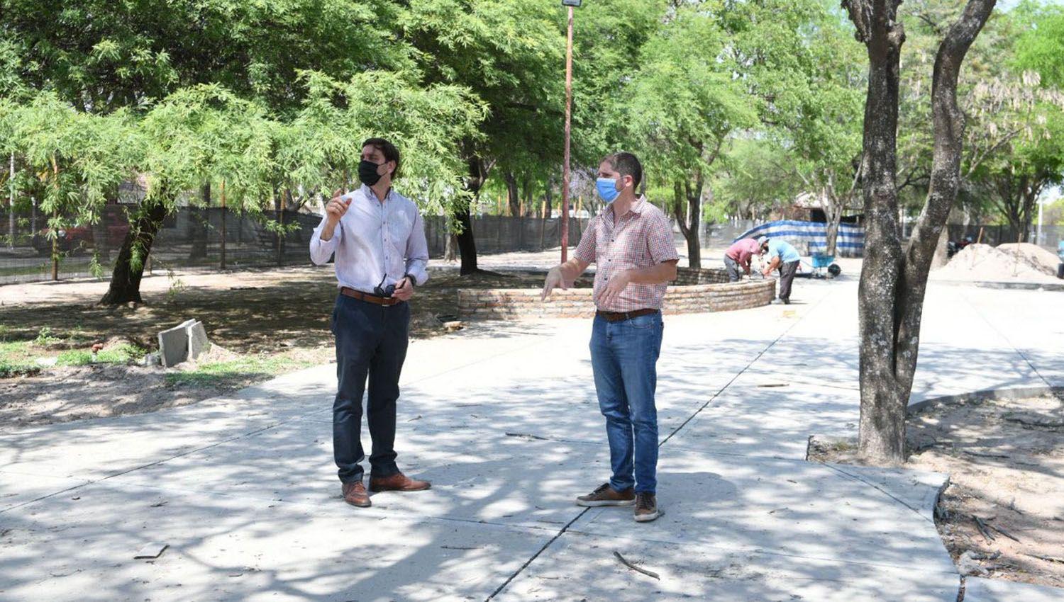 Mukdise supervisoacute las tareas de remodelacioacuten de la plaza Belgrano