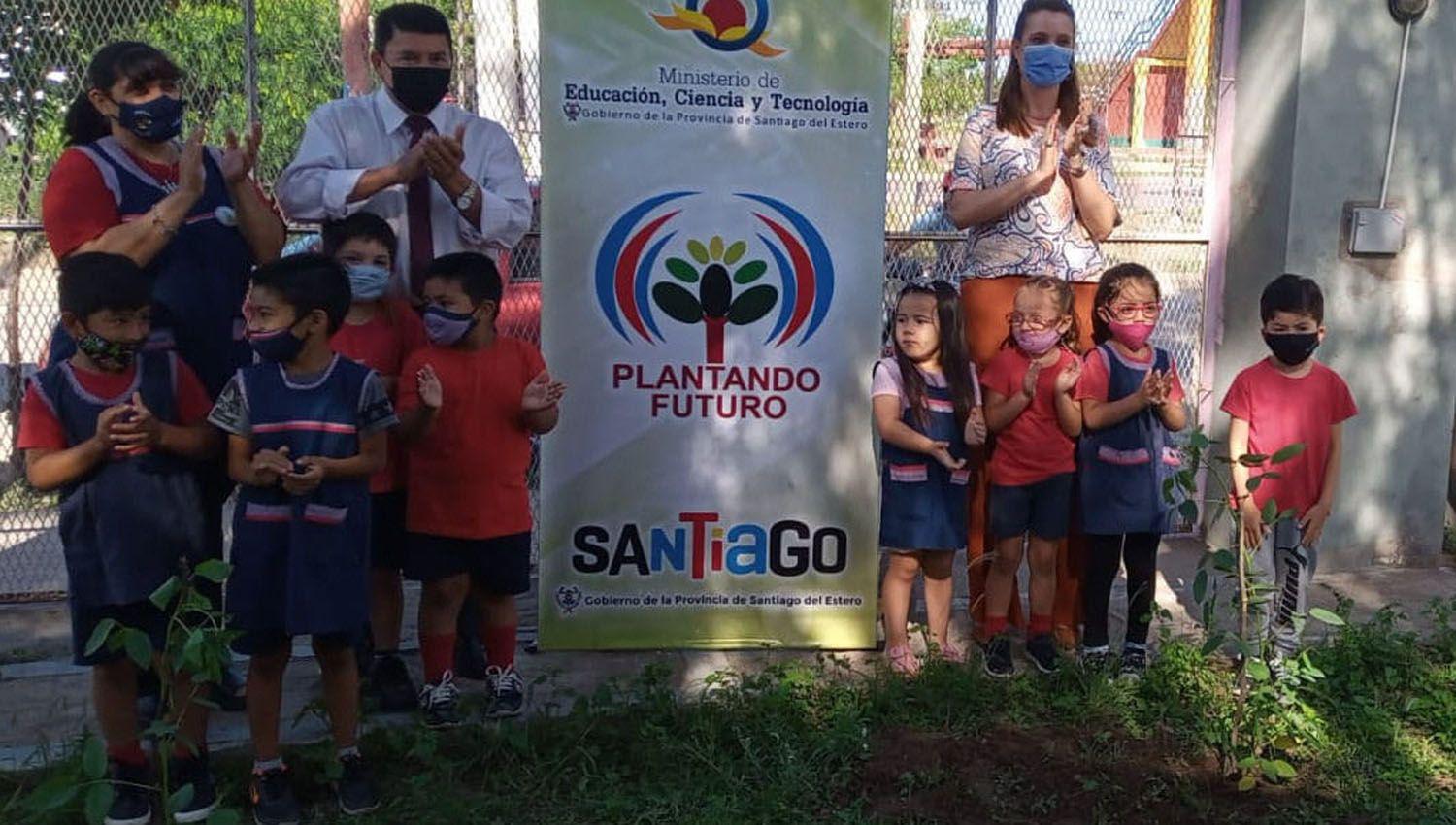 Plantando futuro trabajoacute junto a los nintildeos del Jardiacuten de Infantes Grillitos