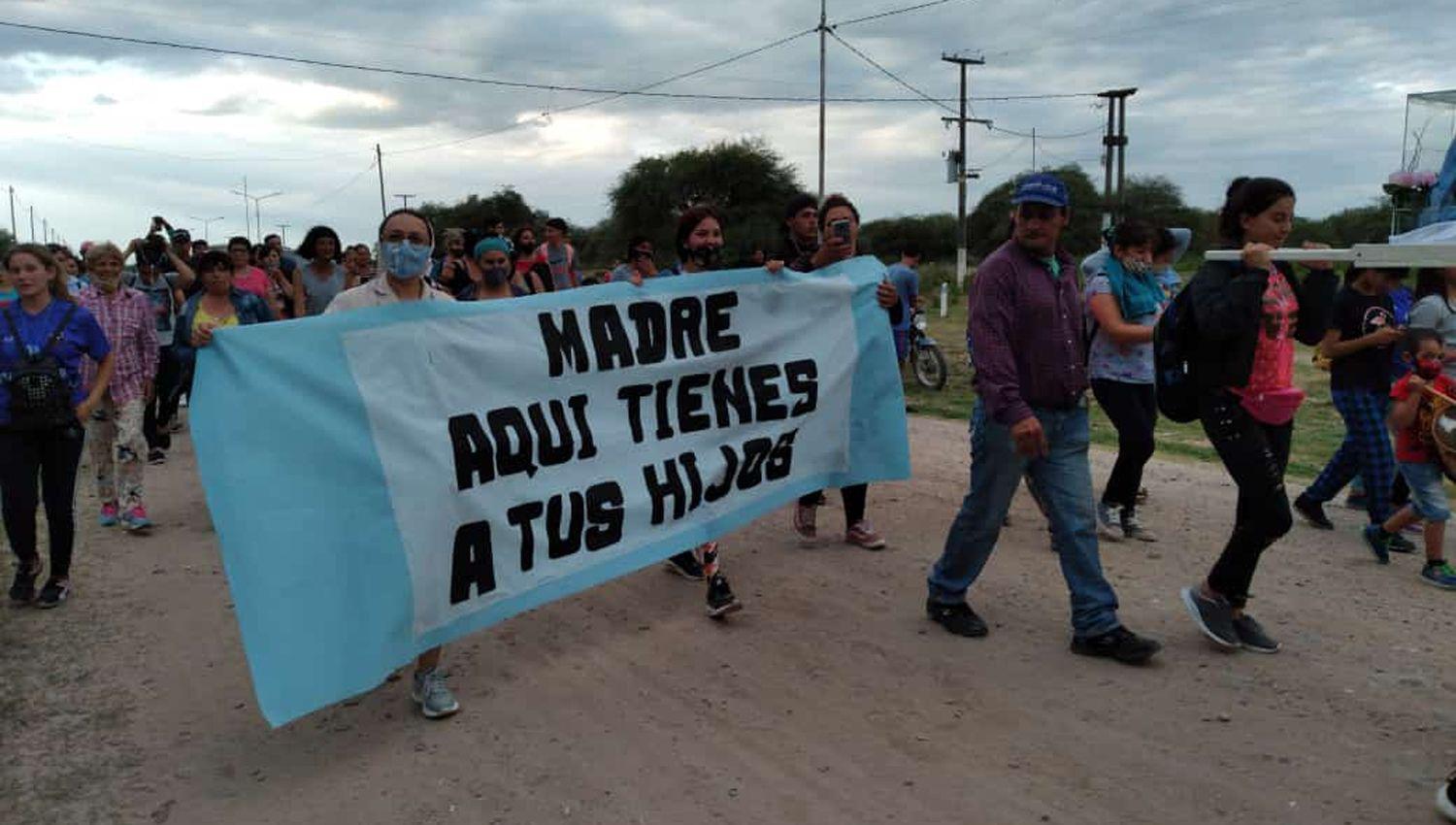 Tradicional peregrinacioacuten del norte del departamento Banda honra hoy a la Virgen del Valle