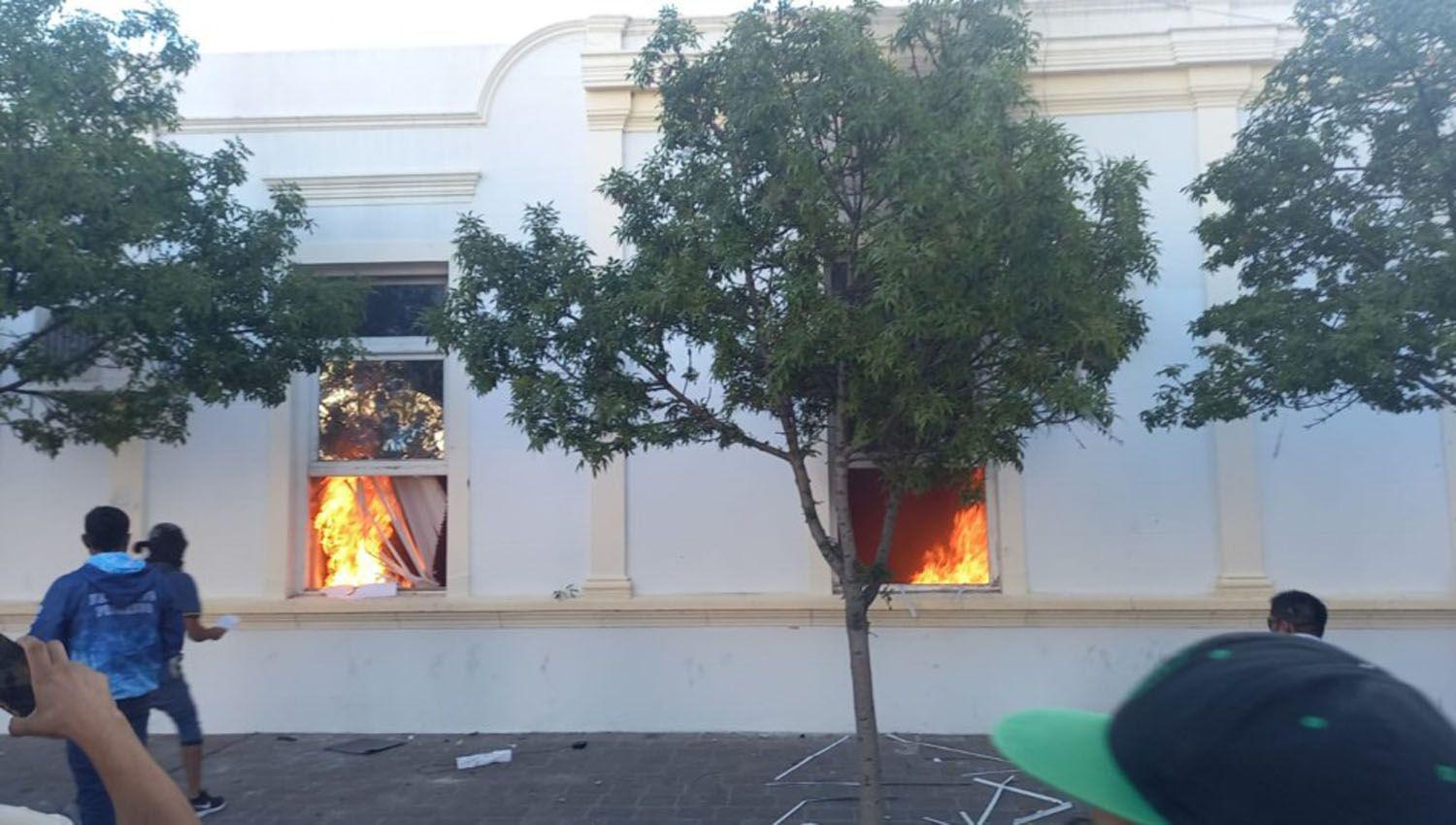 Chubut- manifestantes incendiaron la Casa de Gobierno