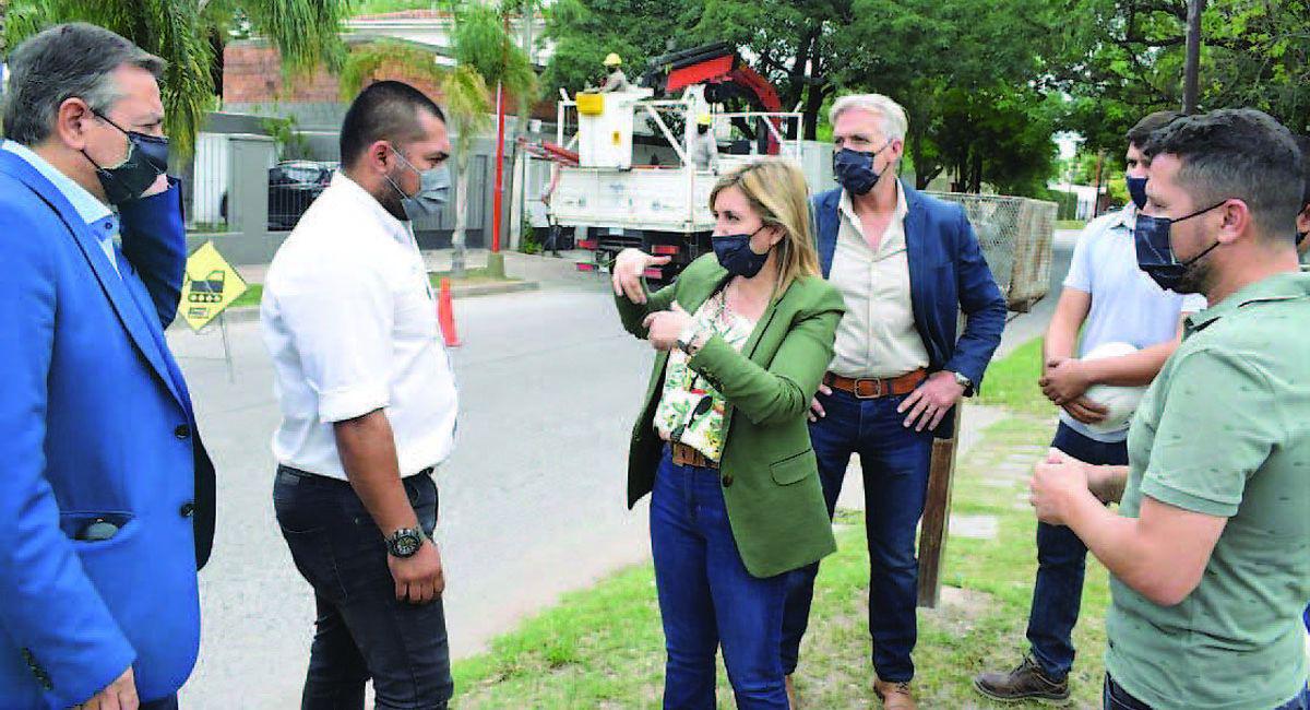 La intendente Fuentes supervisoacute obra de nueva iluminacioacuten led