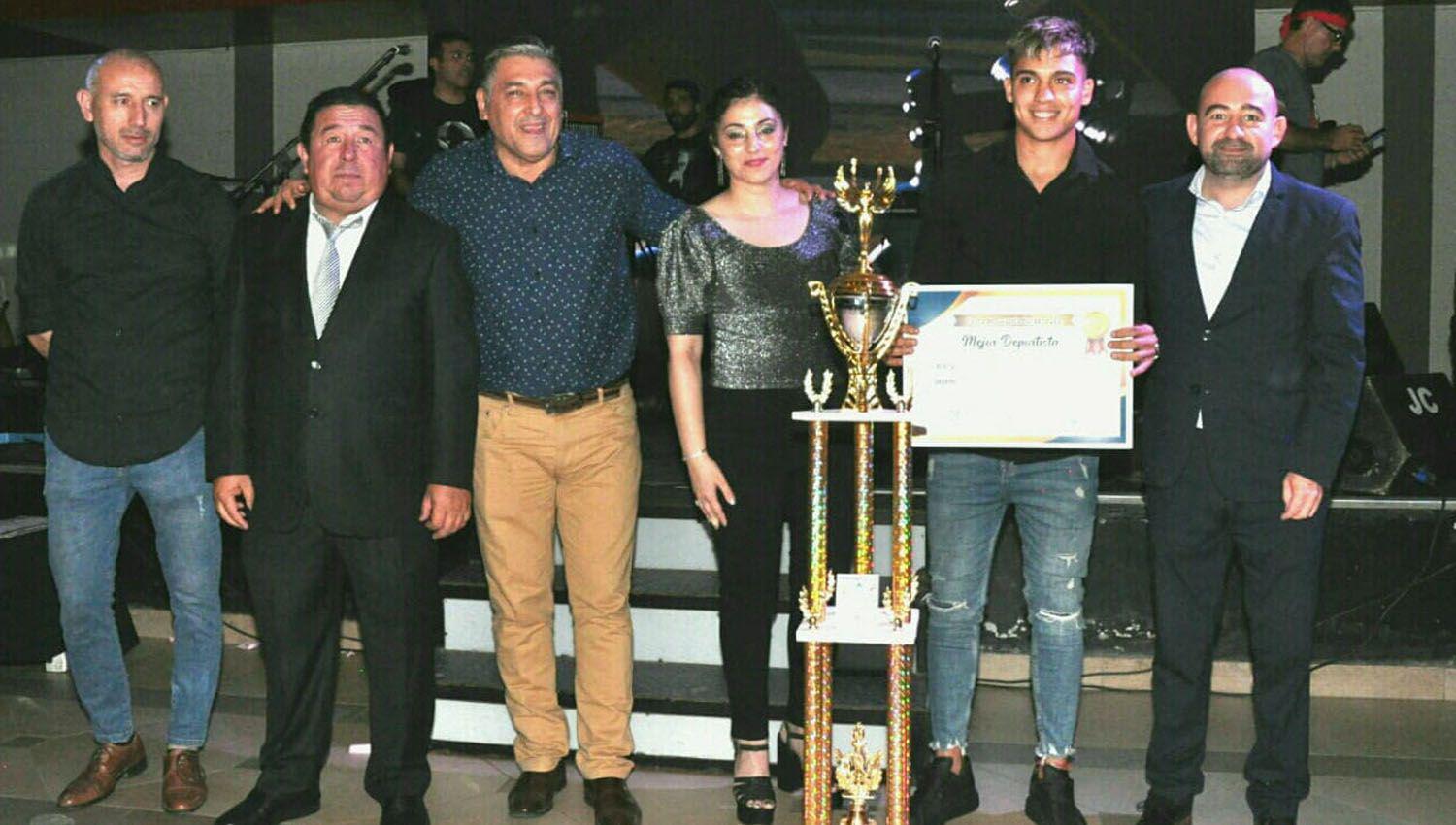 El intendente Mirolo junto a funcionarios del municipio entregó el premio a Zeballos