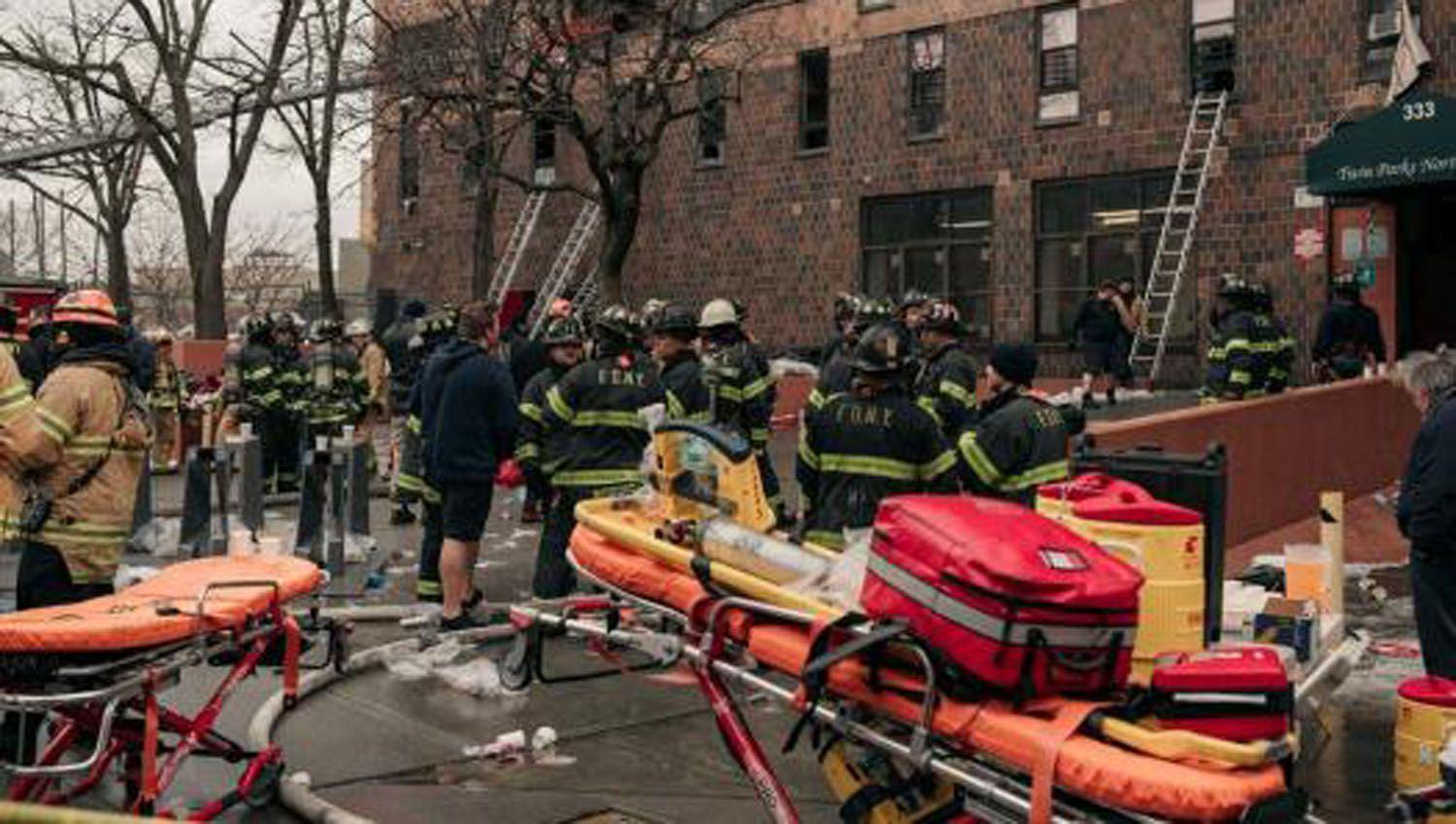 VIacuteDEO- Se incendioacute un edificio en Nueva York y dejoacute como saldo 19 muertos y 63 heridos