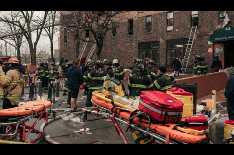 VIacuteDEO- Se incendioacute un edificio en Nueva York y dejoacute como saldo 19 muertos y 63 heridos