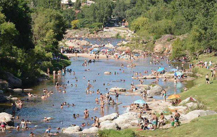 Carlos Paz al servicio de los turistas- hay guiacuteas todo el diacutea