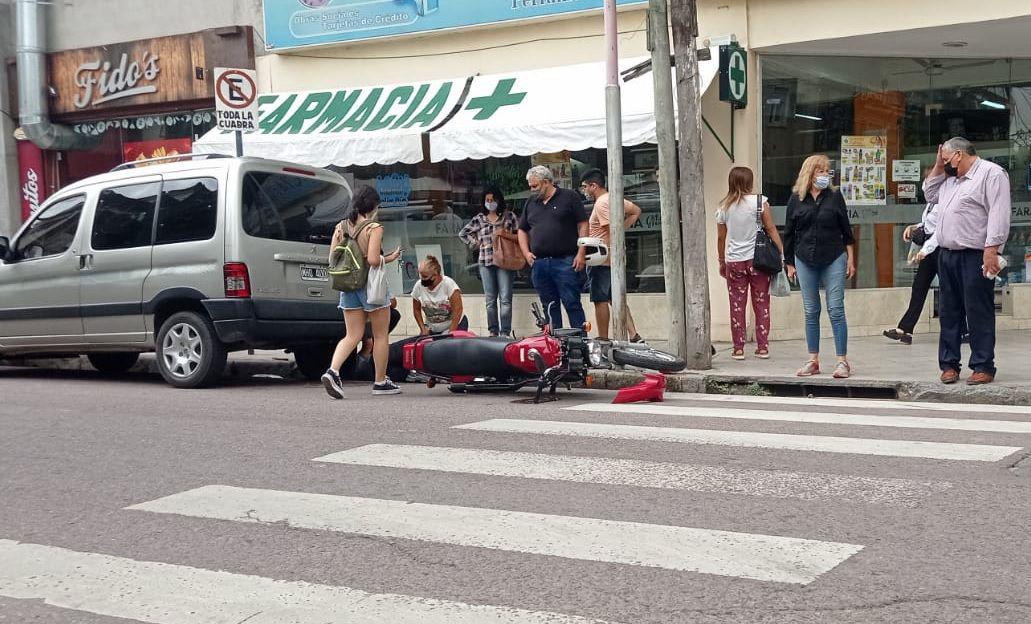 Un motociclista sufrioacute lesiones tras ser tocado por un auto en pleno Centro