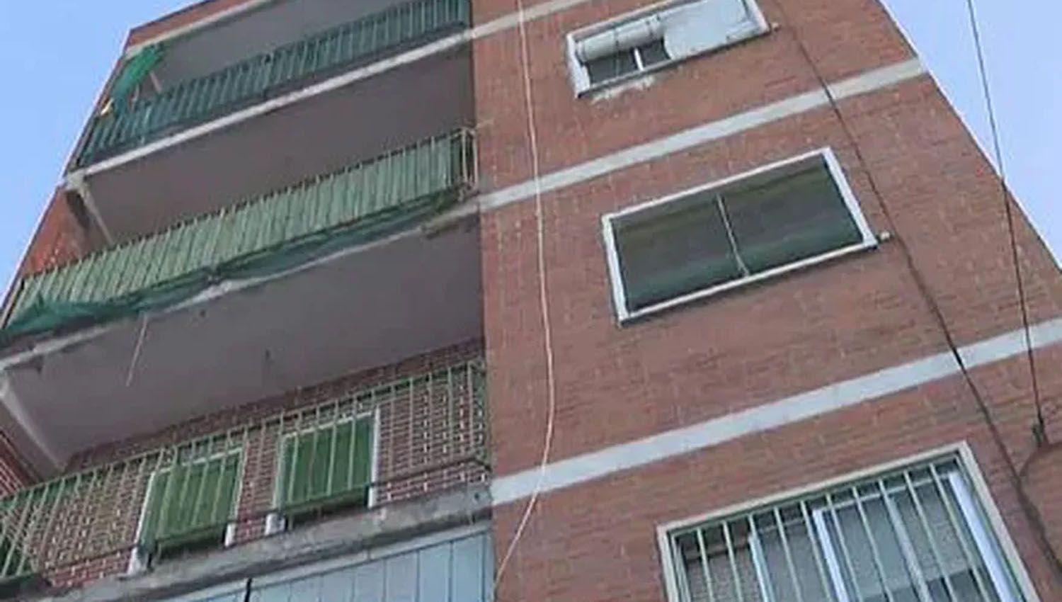 Lo iban a desalojar y se tiroacute del balcoacuten- descubrieron que escondiacutea el cadaacutever de su padre para cobrar la pensioacuten