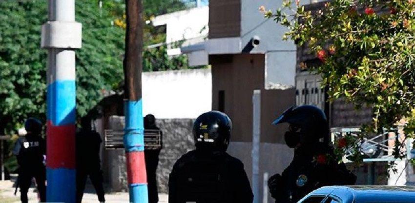 Revuelo en el barrio Rivadavia- cinematograacutefico operativo policial en 8 viviendas