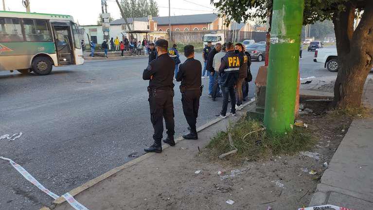 Asesinan de dos disparos a un policiacutea Federal cuando esperaba el colectivo