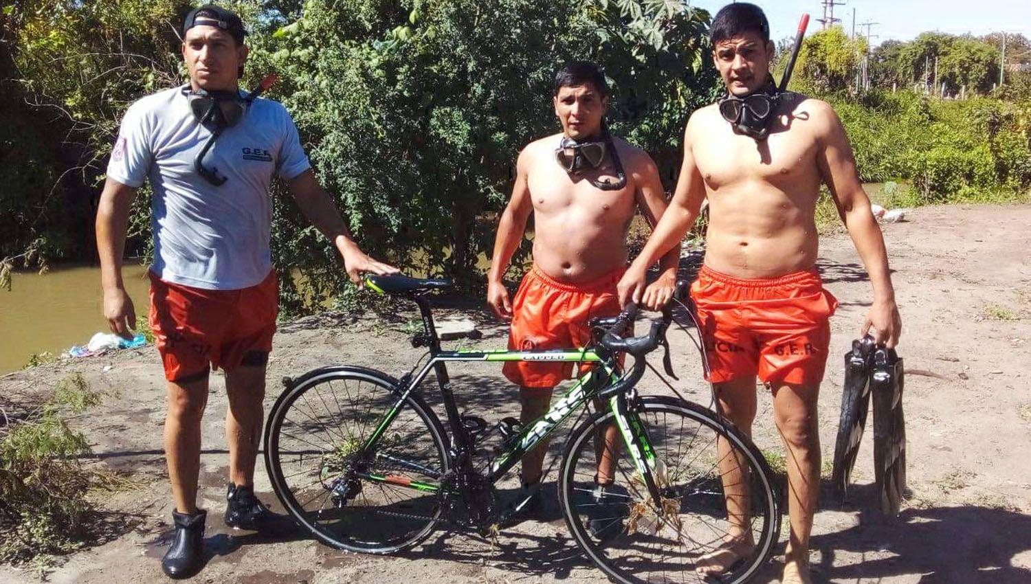 Roban bicicleta valuada en 250000 y la arrojan al canal