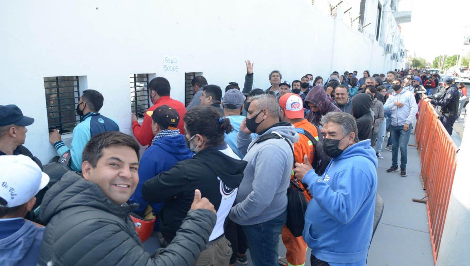 Hinchas de Central Coacuterdoba ldquocoparonrdquo el Oeste en busca de sus entradas para el partido ante Boca