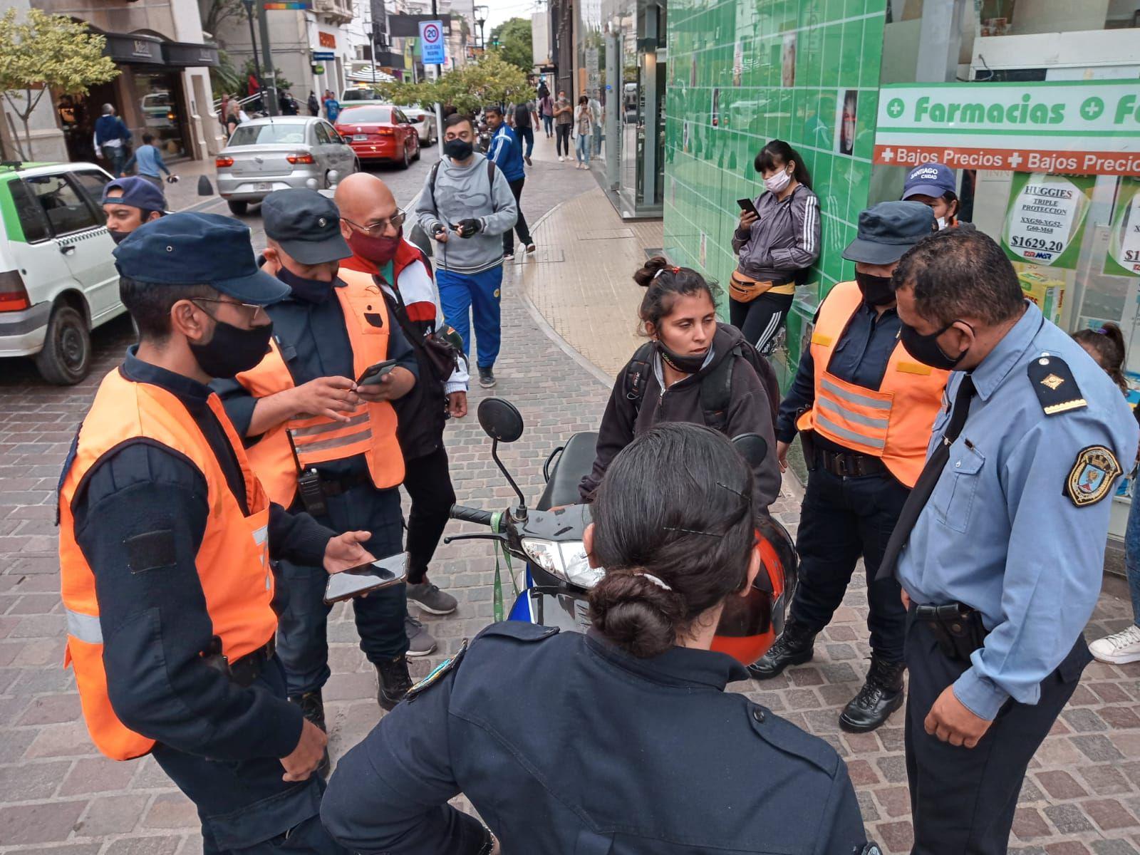 Gritos y escaacutendalo en el centro- bandentildea quiso hacer el cuento del tiacuteo y terminoacute detenida