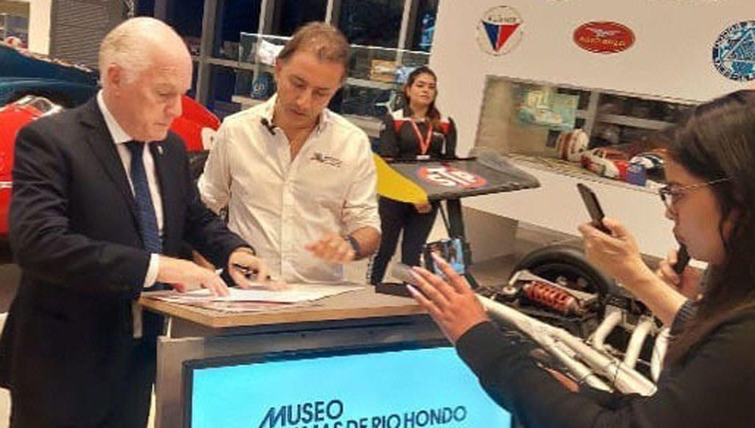 El Museo del Automoacutevil termense firmoacute convenio con el Museo ldquoFangiordquo