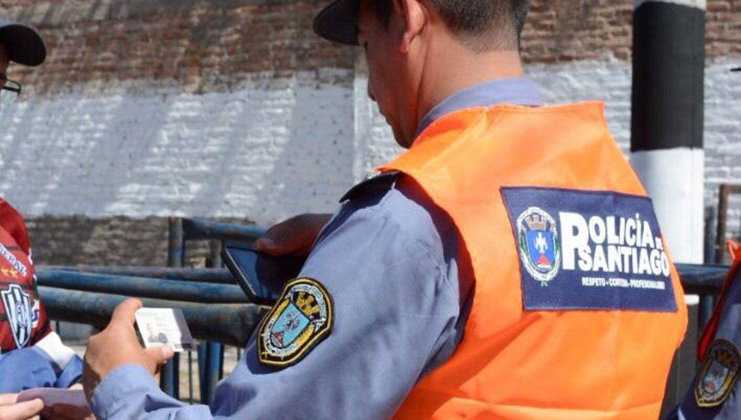 La Policiacutea detuvo a 8 personas con pedido de captura en el ingreso al Estadio Uacutenico