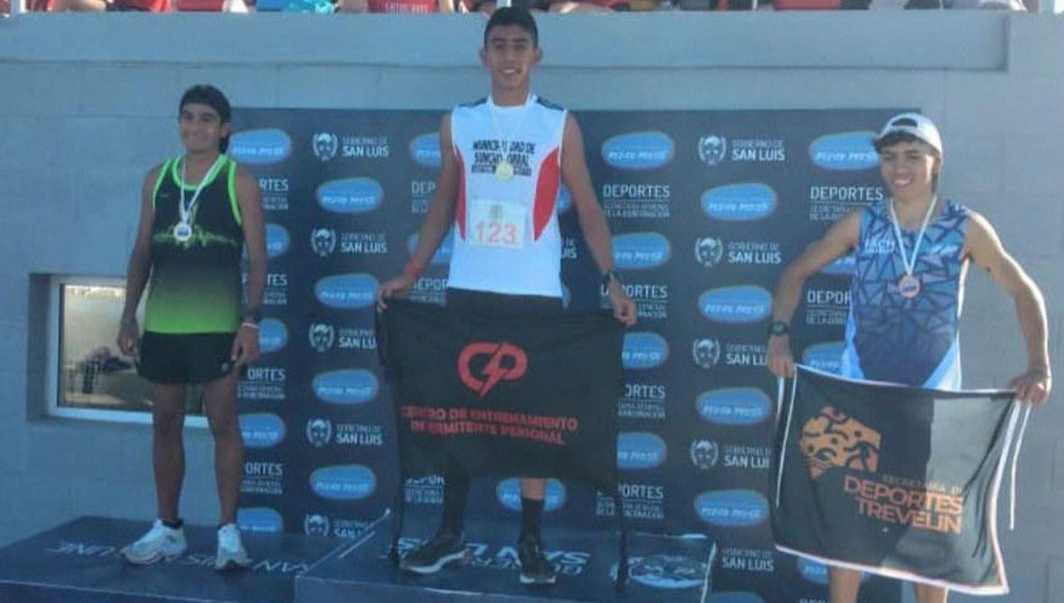 Garzoacuten y Gallardo llevaron al atletismo santiaguentildeo a lo maacutes alto